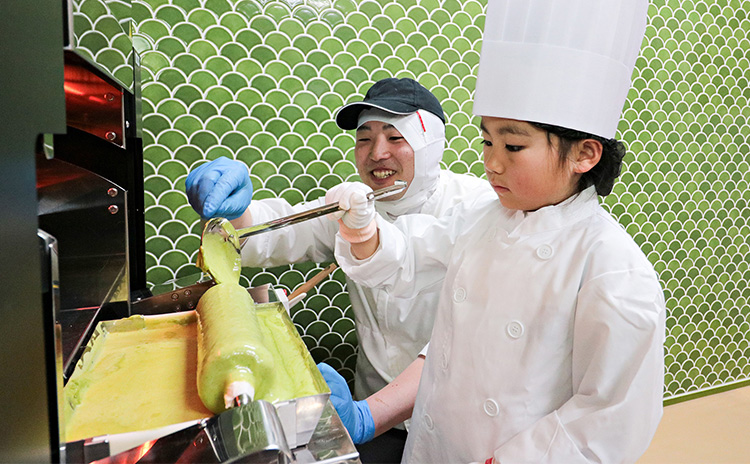 「抹茶miniばあむ1本焼き体験／5,000円」では、上手に作るコツを教わってから本格的なオーブンを使ってチャレンジ！ 完成後には焼き立ての試食もできます ※オーブン1台につき3名まで