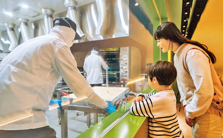 通路からガラス越しに工場内を見学。手作業で一つひとつ丁寧に仕上げていく工程に見入ってしまいます