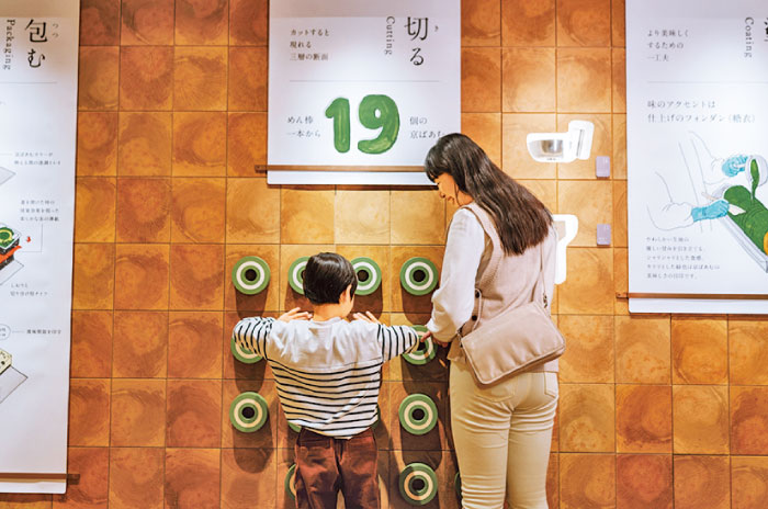 京ばあむの歴史や製法などについて展示している「ライブラリ」。実際にお菓子作りに使われている道具を間近で見られます