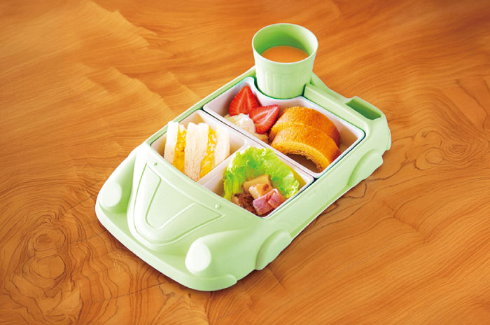 平日限定の「キッズプレート／880円」。サンドイッチにさくらたまごを使うなど、食材にもこだわっています。デザートには自慢のバームクーヘンが