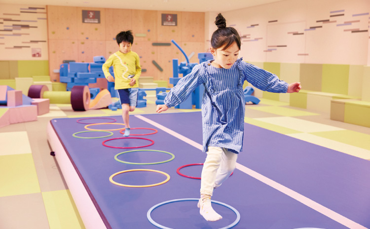 「アクティブエリア」には、回転遊具やマットなどの様々な遊具がスタンバイ。全身を使って思いっきり遊べます