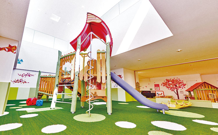 天井は吹き抜け、床は競馬場の芝コースをイメージした人工芝で、屋外の公園のように広々とした「パークエリア」