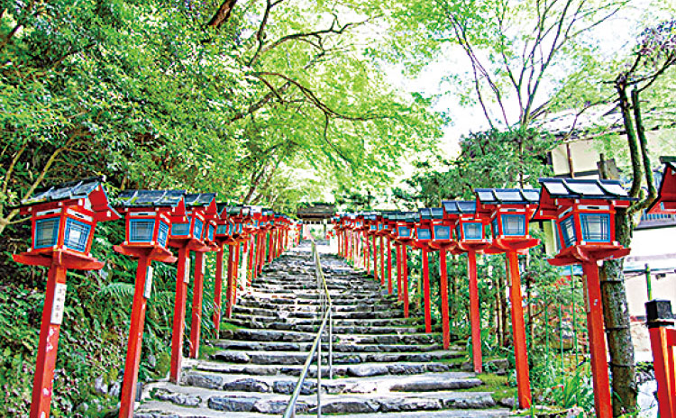 夏でも涼しげな貴船神社の参道