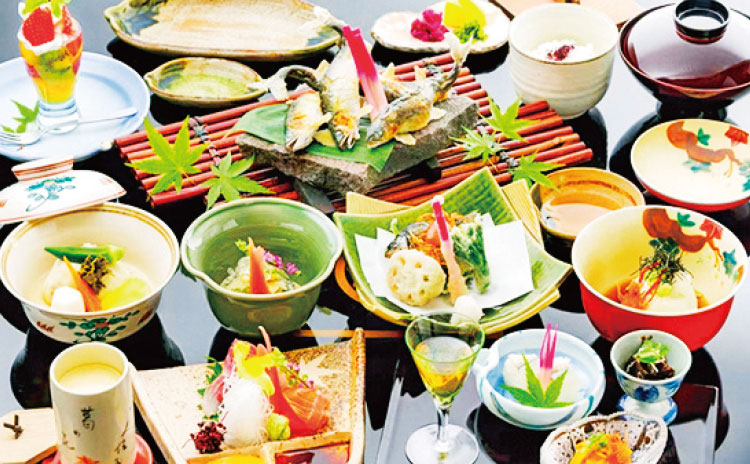 貴船 藤や「川魚生簀料理」