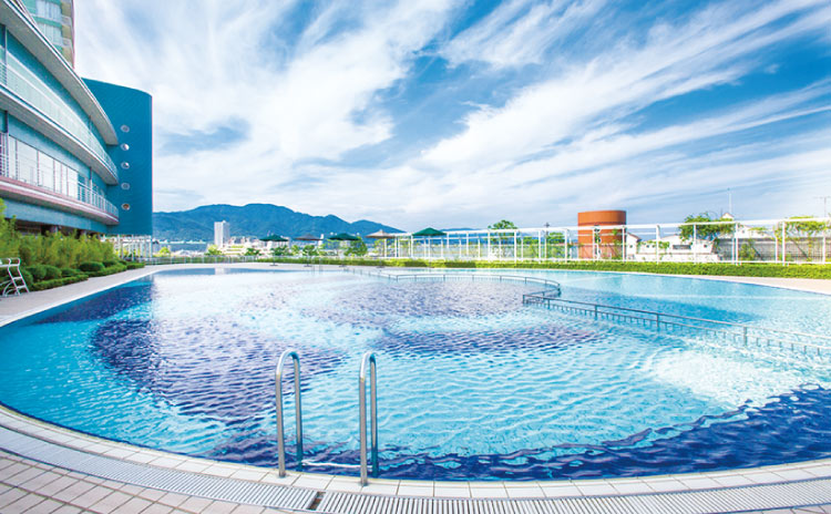 青い湖と空に囲まれた屋外プール