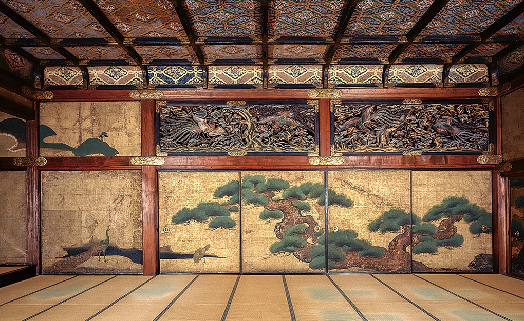 「大広間」の両面透かし彫りの巨大な欄間。随所に施された黄金の金具も目を奪う