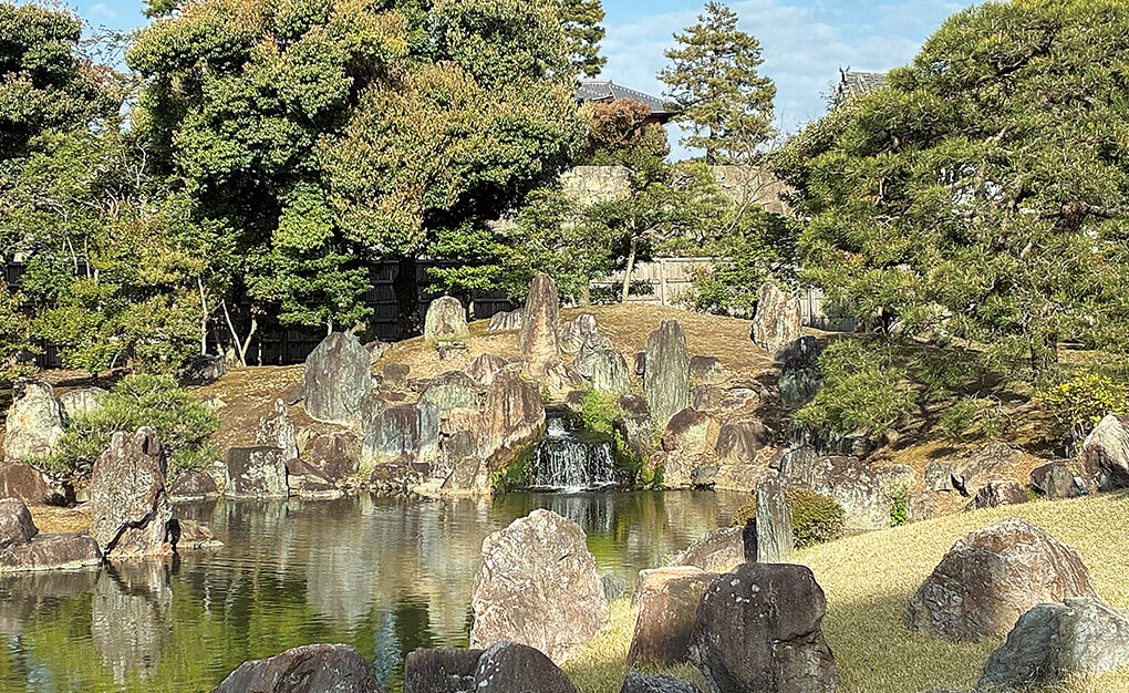 公式な将軍対面所だった「大広間」からの眺め。巨石が立ち並ぶ豪壮な雰囲気