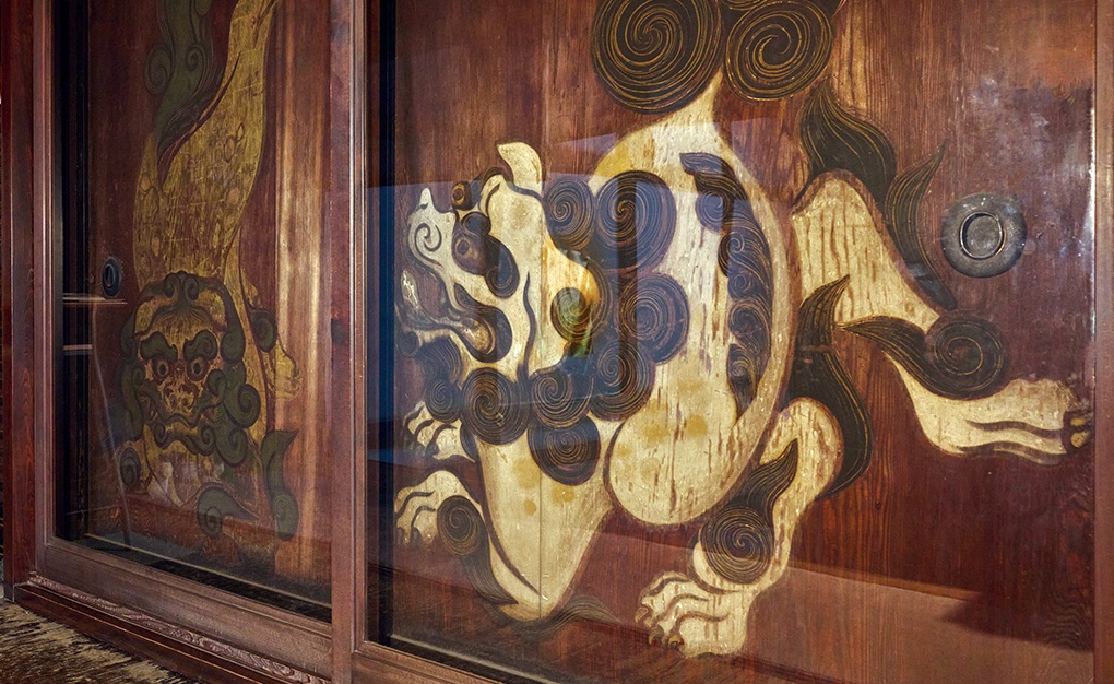 本堂（客殿）の《唐獅子図》は重要文化財。大胆でデザイン性にあふれた絵柄は宗達の原点と高く評価されている