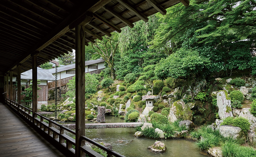 伝統的な蓬莱山形式の庭を、遠州が好んだ切石の橋が引き締める宸殿庭園