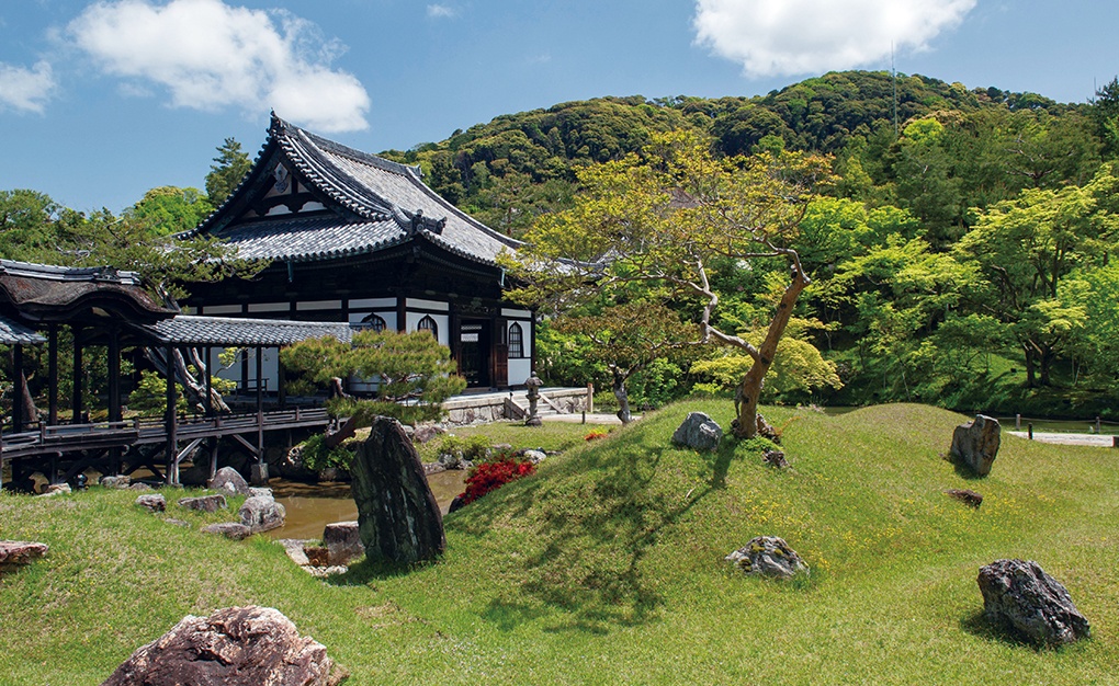 史跡名勝「高台寺庭園」は、「観月台」と「霊屋」を望むと、借景の東山がよく映える