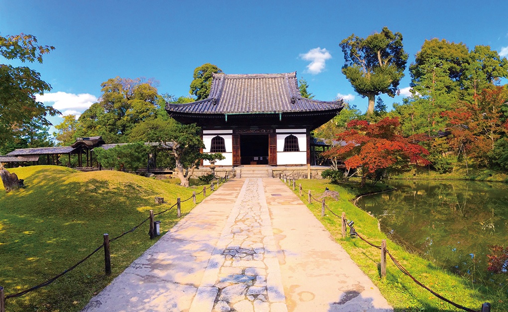 「開山堂」を中心にふたつの池や築山を配置し、庭園と建築が一体となった設計