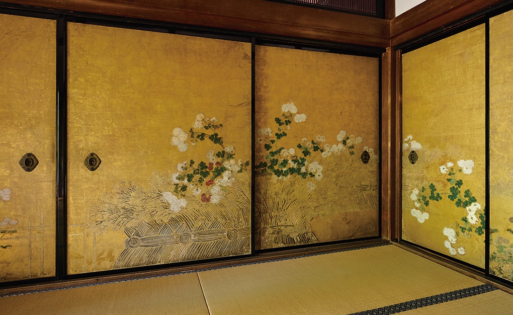 「菊の間」（特別拝観のみ）の襖絵は狩野探幽筆。気品と余白の美が感じられる傑作