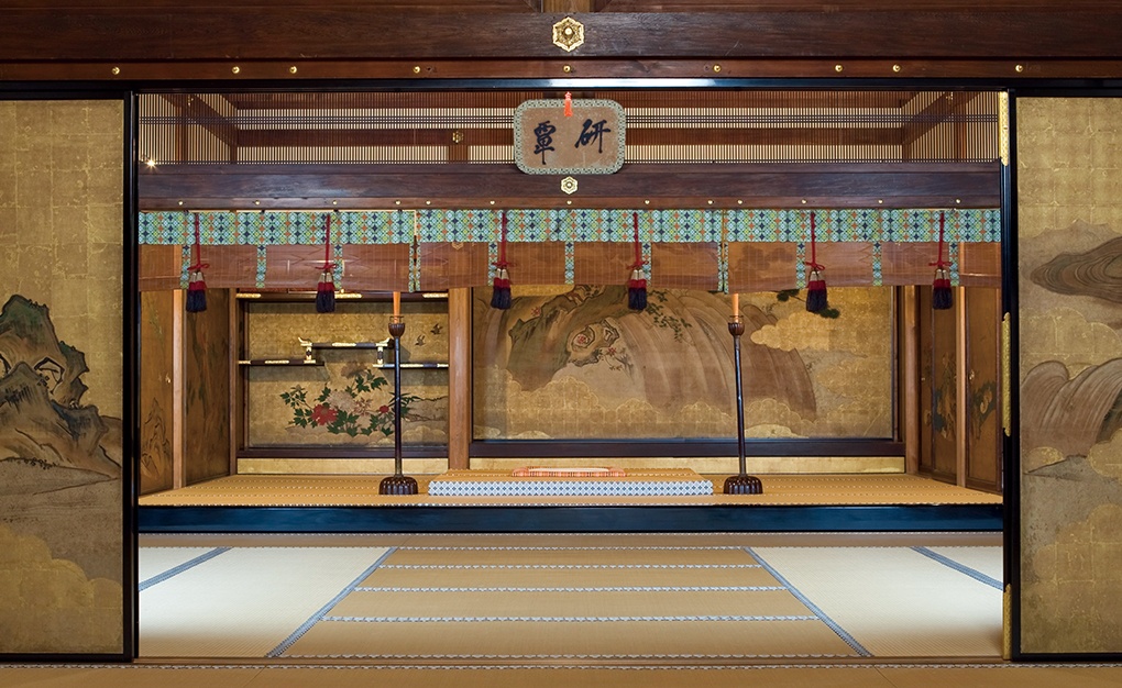 仮御所の時代には光格(こうかく)天皇が政務を執った、宸殿の上段之間。中央上部に掛かる後水尾院宸筆の扁額(へんがく)は、より間近に展示される予定