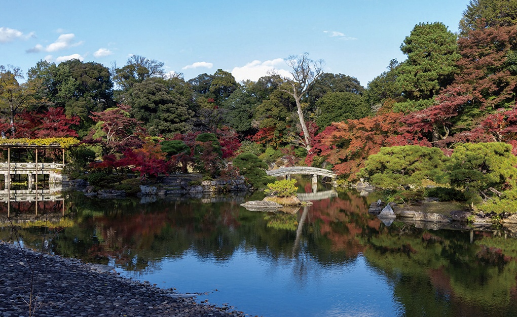 変化に富んだ南池の眺め。折れ曲がった石橋の「八ツ橋」や、約11万個の丸石を敷き詰めた人工の浜辺・洲浜は南池の代表的な見どころ 写真提供:宮内庁京都事務所