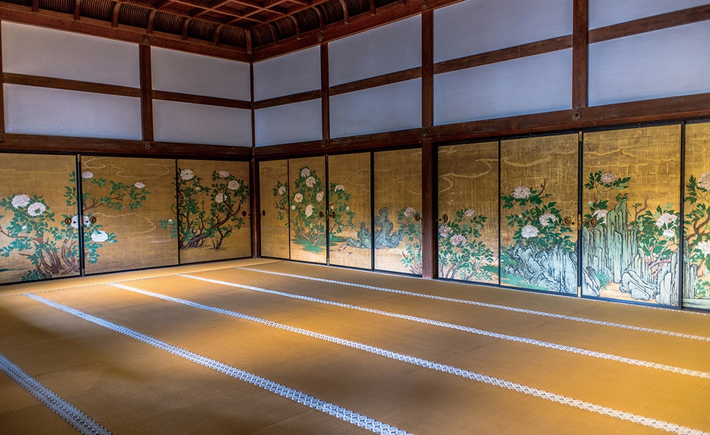 宸殿の中心である「牡丹の間」は、狩野山楽の華麗な襖絵(模写)が目を奪う