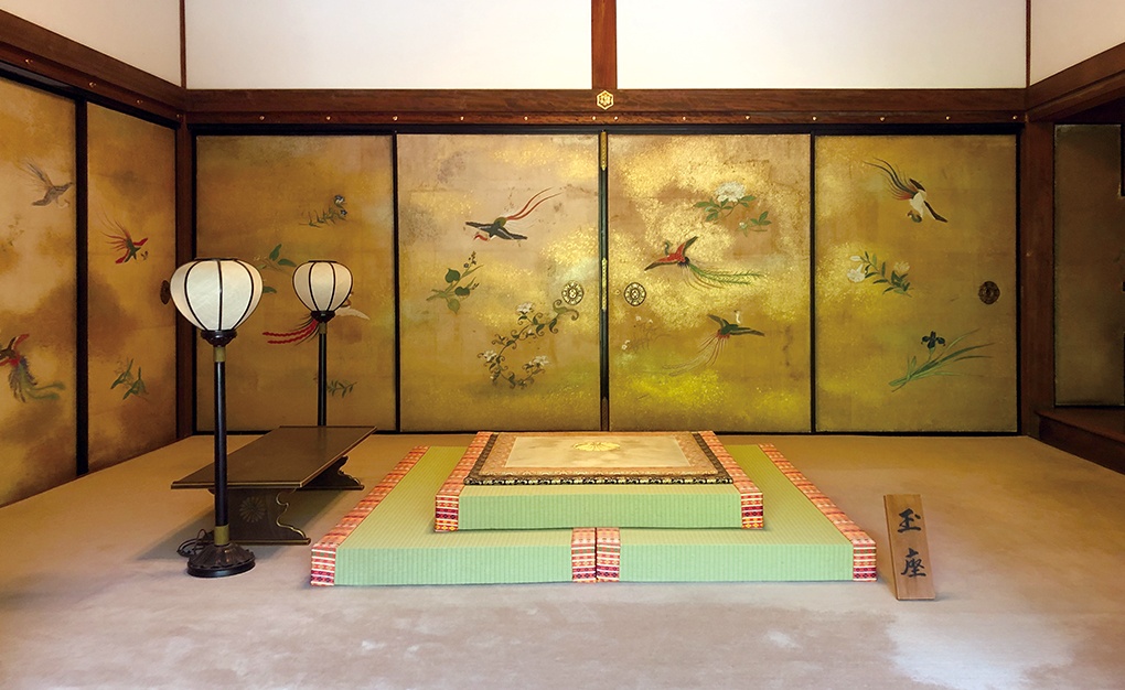 特別拝観で見学できる「御座所」は、1818(文化15)年造営の御所皇后宮から移築されたもの。土佐派の優美な障壁画や気品ある庭園が見どころ