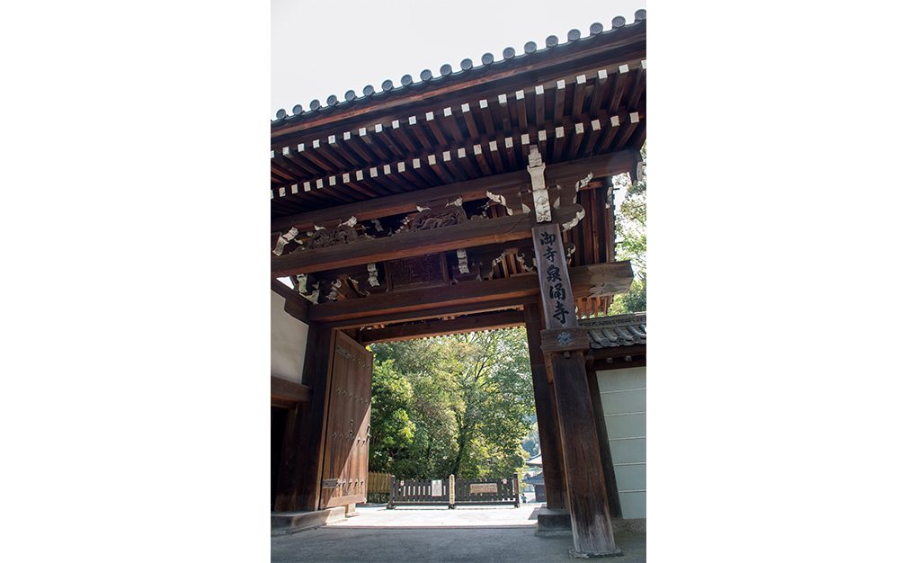 大門は1613(慶長18)年造営の内裏の南門を寛永年間に移築したもので重要文化財