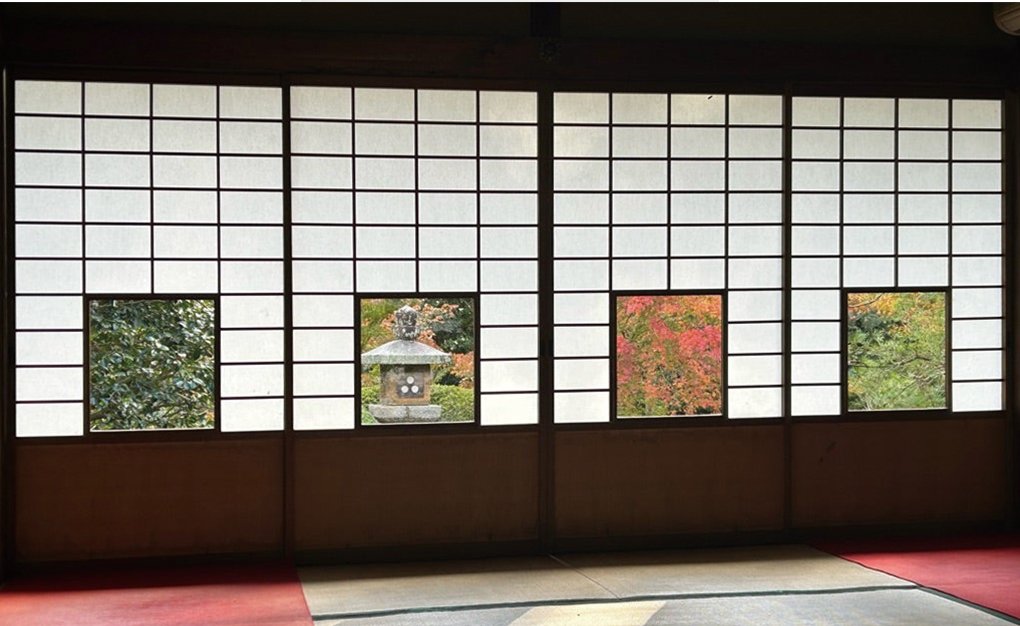 秋は紅葉の名所としても知られるお寺。書院の「蓮華の間」では、障子の小窓越しに、椿や灯籠、紅葉、松の景色が色紙のように切り取られて見える