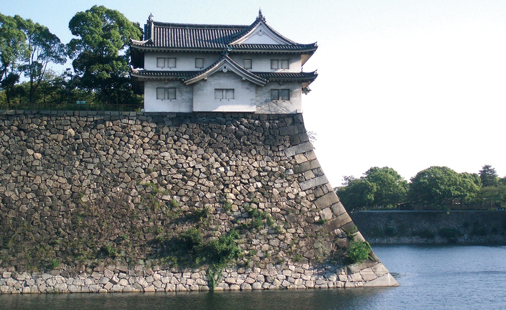 乾櫓は小堀遠州の設計。長短の石を精密に組み合わせた「算木積み」など、技術が駆使された石垣にも注目。写真提供：大阪城天守閣