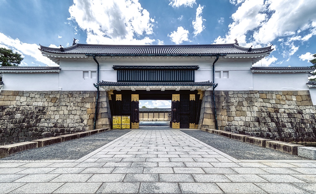 二条城 東大手門京都御苑を出発した行列は、二条城に到着後、東大手門へ