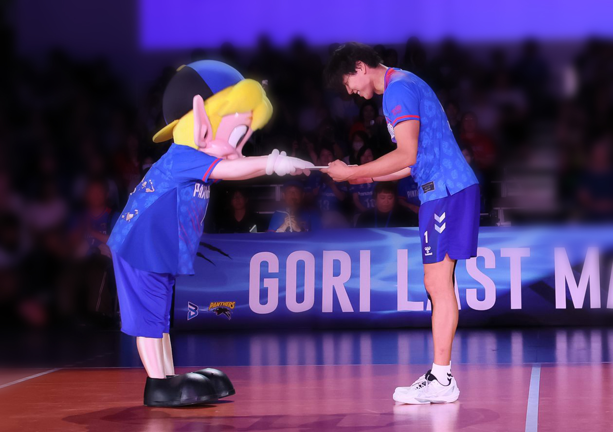 清水選手へのプレゼント贈呈