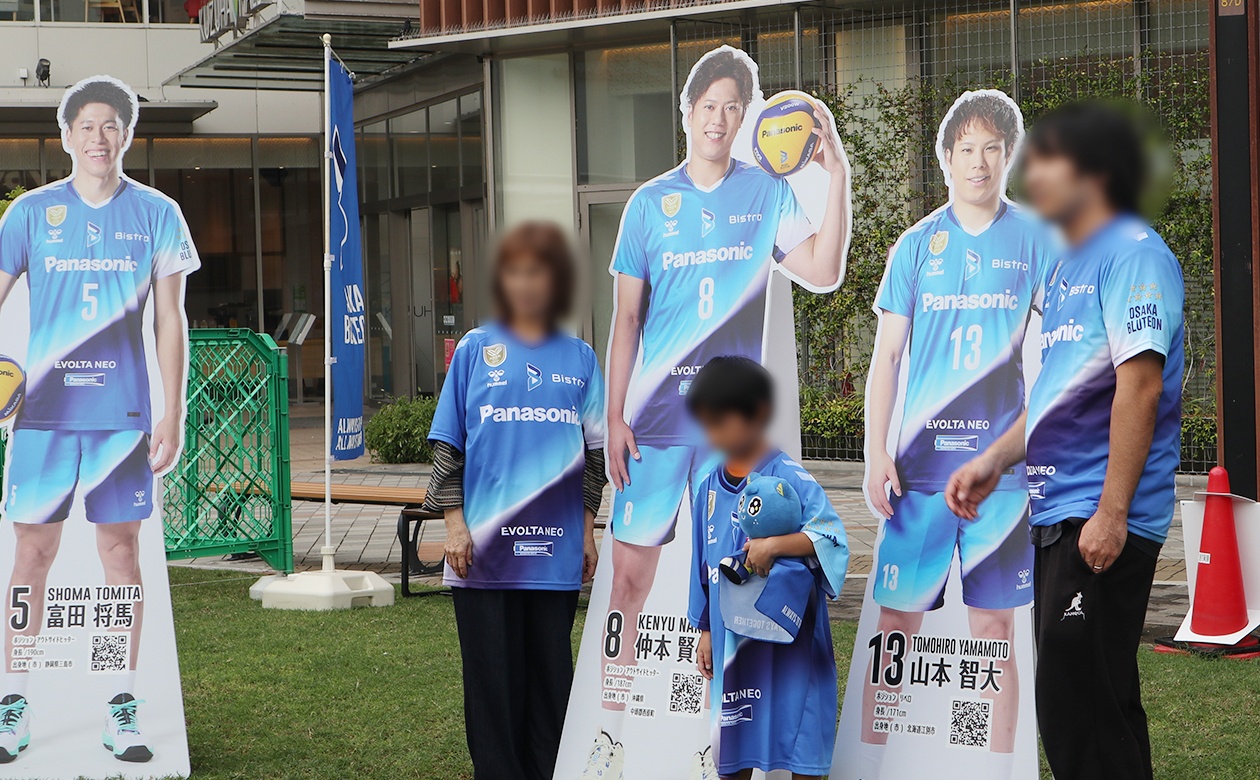 地域・社会連携活動「BLUE ACTION」樟葉駅前広場バレーボール教室レポート