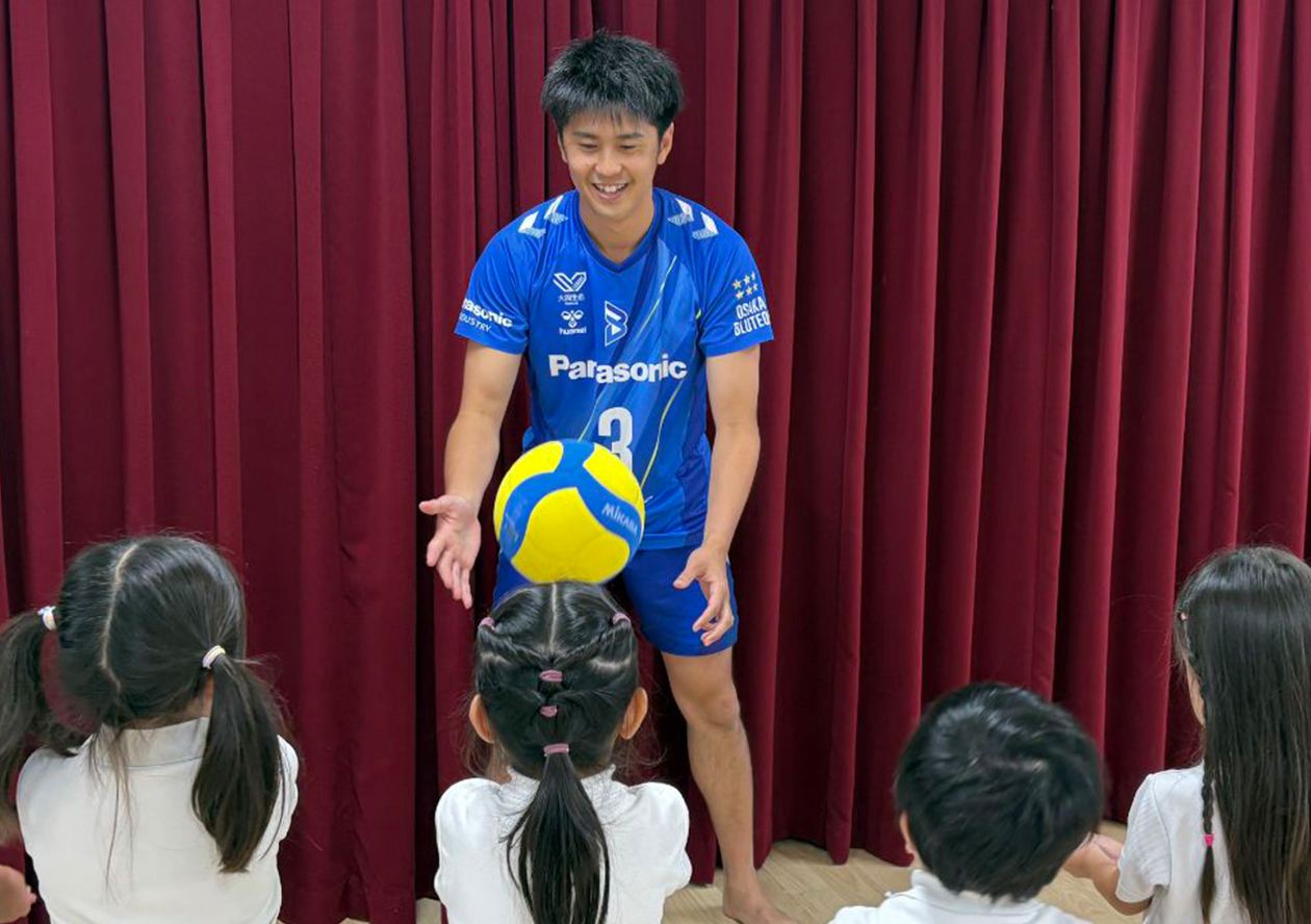 大阪ブルテオンは、ホームタウン・枚方市との連携協力協定に基づき、保育所や幼稚園、小学校、中学校などでバレーボール教室を開催しています。