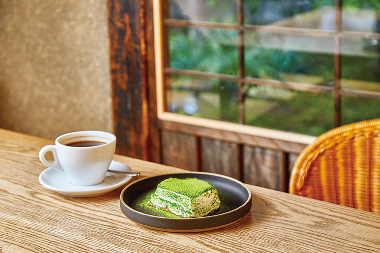 シロップに漬けた食パンの耳を使った「抹茶のティラミス/1,200円」。プラス300円でドリンク付き ※メニュー料金は季節により異なる