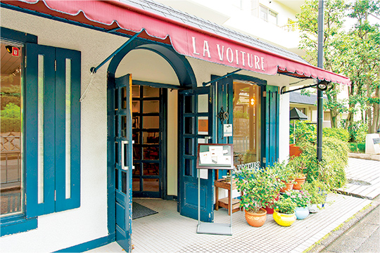 1980年代まで店主の祖母が営んでいたフランス料理店の趣を留めるおしゃれなたたずまい