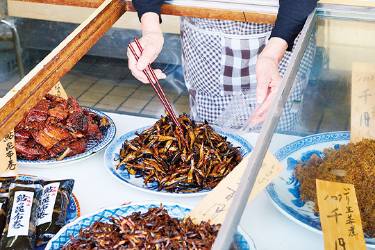 常時約8種類の佃煮が大皿に盛られて店頭に。稚鮎は「若鮎の山椒煮」など季節限定のものに出会えることも