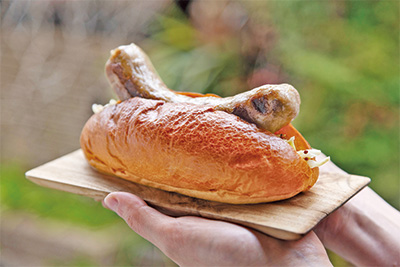 サルシッチャ丸ごと1本入りの「ホットドッグ/1,000円から」※水曜(15時頃まで)と月・土・日曜販売