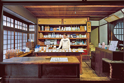 明治時代に建てられた趣ある店内には、飴菓子をはじめ、ねり羊羹やもなかなどの商品が並びます
