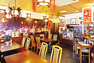 装飾付きの照明が中国らしさを漂わせる店内