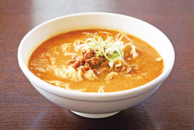 店で炒(い)った白ゴマのペーストに食べるラー油を加えて作る「自家製胡麻担々麺/900円」は店の看板メニュー