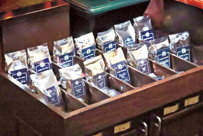 レジ前では茶葉なども販売