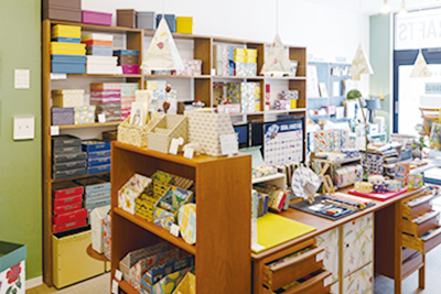 今年の5月に五条通沿いから移転オープンした京都店。定期的に貼り箱づくりのワークショップも開催しています