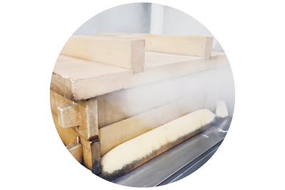 蒸し立ての滋賀羽二重糯（しがはぶたえもち）を丹念につき、砂糖を加えた生地を再び蒸して食感よく仕上げます