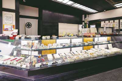 商店街の通りに面したオープンな店舗。