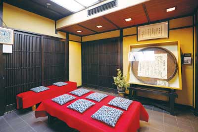 奥にはゆったりくつろげる喫茶スペースも