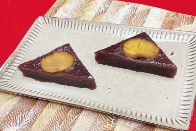 大粒の丹波栗をぜいたくに使った「栗蒸しようかん／1個・260円」は11月中旬まで販売予定