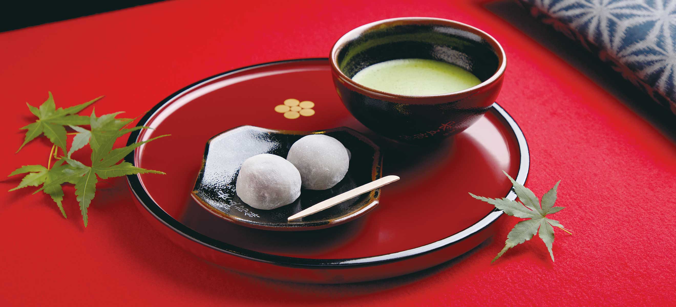 長五郎餅／1個・180円 ※写真は「長五郎餅抹茶セット／1,000円」