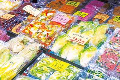 ショーケースには季節の野菜を使った浅漬けやぬか漬けなど30種類以上の漬物がずらり