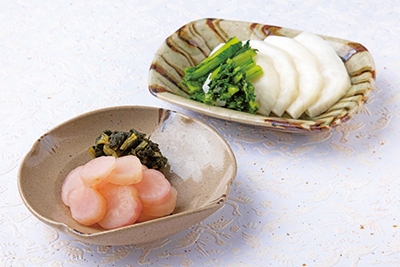 滋賀の伝統野菜で作る「日の菜の浅漬／1本・230円」（手前）やフレッシュな味わいが楽しめる「小かぶの浅漬／290円から」（奥）