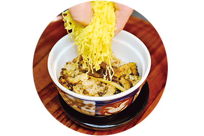 注文が入ると店先のせいろから熱々の寿司飯入りの丼を取り出し、厨房で冷たい錦糸玉子を盛り付けて運ばれてきます