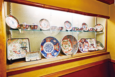 陳列ケースに飾られる古伊万里の皿や丼は、器好きだったという初代のコレクション