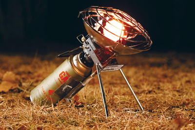 冬の野外で重宝されるカセットボンベ式の「FORE WINDS アウトドアヒーター／12,800円」はパワフルな暖かさ