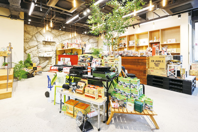 カセットこんろを用いた調理器具やキッチン用品、アウトドアグッズなども豊富にそろう店内