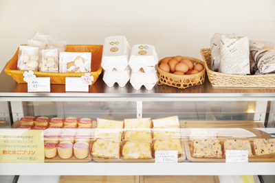 店内では数種類のスイーツのほか、卵も販売。数に限りがあるため、電話での予約がベター