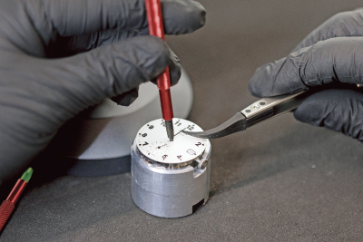 工房ではパーツのわずかなズレや歪みも見逃さない繊細な手仕事が行われます