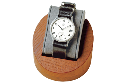 クオーツ式の「OMI（おうみ）／19,800円」は、経年変化が楽しめる栃木レザーと好相性のクラシカルなデザイン